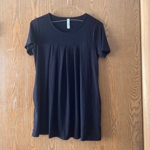 * $5 Sale! Zenana premium size M top with pockets black in color💙